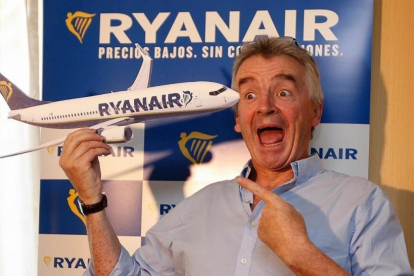 El presidente de la compañía Ryanair, Michael OLeary, al inicio de la rueda de prensa.-DAVID CASTRO