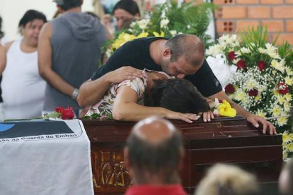 La familia de Ricardo Dos Santos durante su funeral este miércoles en Paçoca, Brasil.-Foto: AFP PHOTO / CHRISTIANO ESTRELA