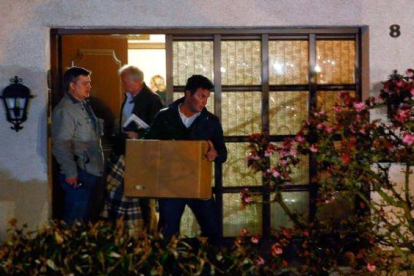 Agentes de policías sacan cajas con pertenencias del copiloto Andreas Lubitz de casa de sus padres, en la localidad de Montabaur, anoche.-Foto: KAI PFAFFENBACH / REUTERS