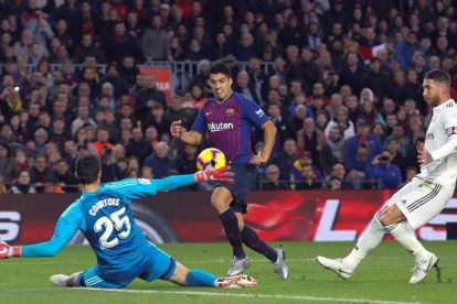 Suárez pica el balón ante Courtois-ENRIC FONTCUBERTA (EFE)