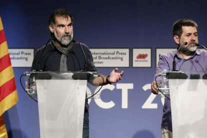 Cuixart y Sànchez, durante la rueda de prensa celebrada en el IPBC.-EFE
