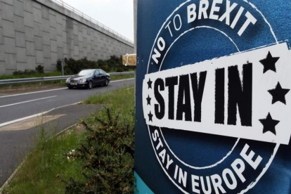 Un cartel contrario al 'Brexit', en las afueras de Newry, en Irlanda del Norte, el 7 de junio.-AFP / PAUL FAITH