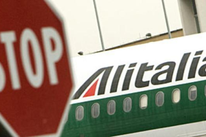 Un avión de Alitalia, detenido en el aeropuerto romano de Fiumicino.-TONY GENTILE