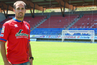 Unai Medina se enfundó la camiseta del Numancia y por primera vez pisó el césped de Los Pajaritos como jugador rojillo.-Álvaro Martínez