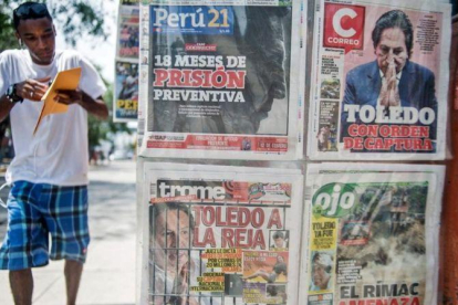 Un quiosco en Lima con la información sobre la orden de captura en los periódicos del día.-AFP / ERNESTO BENAVIDES