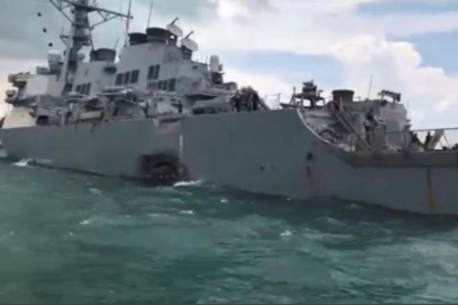 El USS John S. McCain, en una imagen posterior al choque con el petrolero.-REUTERS