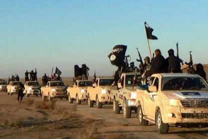 Imagen de milicianos del Estado Islámico avanzando con sus coches por Raqqa hacia Iraq.-Foto: AP