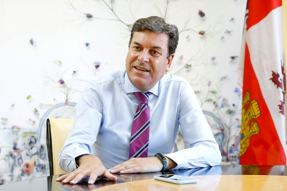 El portavoz del Gobierno y consejero de Economía y Hacienda, Carlos Fernández Carriedo. J. M. LOSTAU
