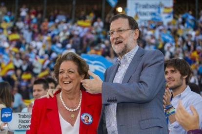 El presidente del PP, Mariano Rajoy, y la exalcaldesa Rita Barberá en un mitin de las pasadas municipales.-MIGUEL LORENZO