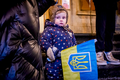 Concentración de apoyo al pueblo ucraniano. MARIO TEJEDOR (22)