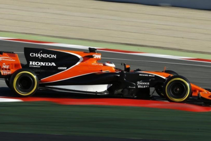 Stoffel Vandoorne vio como su McLaren-Honda volvía a estropearse en el Circuit.-Francisco Seco