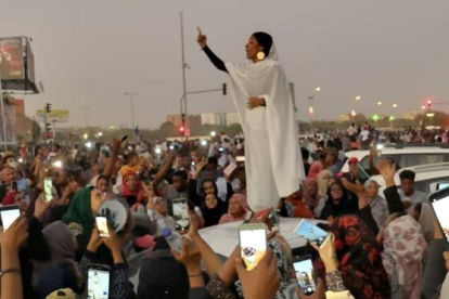 Una mujer que canta a la revolución, símbolo de las protestas en Sudán.-LANA H. HAROUN / REDES SOCIALES (REUTERS / VÍDEO: YOUTUBE)