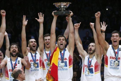 Los jugadores de la selección española celebran la victoria frente a Lituania en la final del Eurobasket.-EFE / JUAN CARLOS HIDALGO