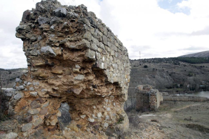Restos de la muralla en la ladera del Mirón, con el lienzo de las márgenes de fondo.-Luis Ángel Tejedor