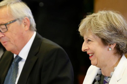 El presidente de la Comisión Europea, Jean-Claude Juncker (izq), y la premier británica, Theresa May, en la última cumbre europea, en Bruselas, el 20 de octubre.-AFP / JULIEN WARNAND