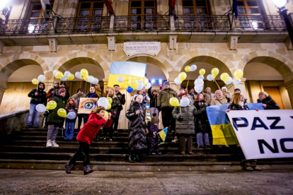 Concentración de apoyo al pueblo ucraniano. MARIO TEJEDOR (39)