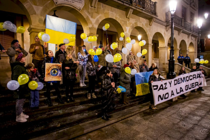 Concentración de apoyo al pueblo ucraniano. MARIO TEJEDOR (42)