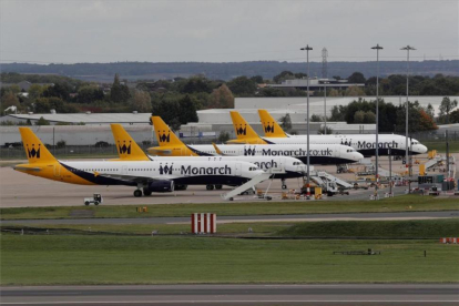 Aviones de Monarch en el aeropuerto de Birmingham, en el Reino Unido.-REUTERS / DARREN STAPLES