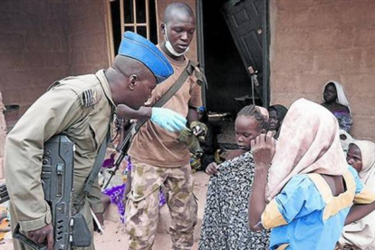 Un soldado nigeriano junto a algunas de las chicas rescatadas de las manos de Boko Haram.-Foto: EJÉRCITO NIGERIANO