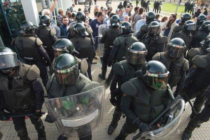 Antidisturbios de la Guardia Civil durante el 1-O en Ribera d’Ebre.-JOAN REVILLAS