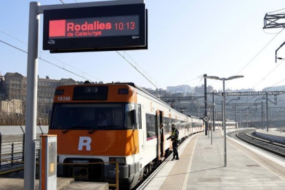 El primer tren de Renfe que retoma el servicio en el tramo accidentado entre Manresa y Sant Vicenç de Castellet.-LAURA BUSQUETS (ACN)