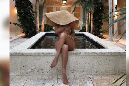 Kylie Jenner inaugura su verano en redes con un posado desnuda.-