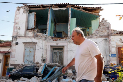Un hombre camina entre los escombros que desprendió el terremoto.-REUTERS