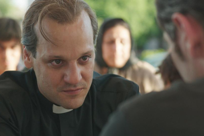 El actor Rodrigo de la Serna encarna al Papa Francisco en la miniserie 'Llámame Francisco'.-