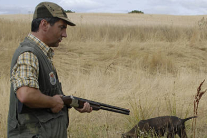 Un cazador en uno de los campos de la provincia. / VALENTÍN GUISANDE-