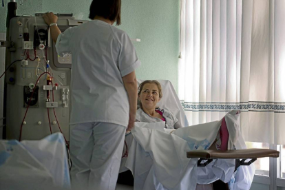 María, en el hospital salmantino Virgen de Vega, al que acude para la hemodiálisis.-Enrique Carrascal