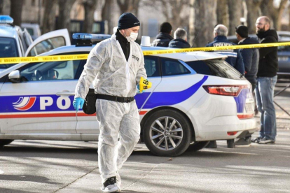 Un agente busca pruebas en el lugar del asalto a un furgón de prisiones para la fuga de un preso en la corte de Tarascón (Francia).-GERARD JULIEN (AFP)