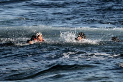 Un grupo de refugiados intentan alcanzar a nado la costa de Lesbos, el lunes 2 de noviembre.-AFP / ARIS MESSINIS