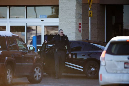 Un agente de policía llega al supermercado Wal-Mart de Hayden, donde ha tenido lugar el fatal accidente, este martes.-Foto: AP / TESS FREEMAN