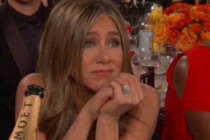 La cara de Jennifer Aniston durante el discurso de Brad Pitt en los Globos de Oro se ha hecho viral.-TWITTER