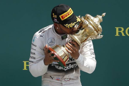Hamilton besando la copa de la victoria en el GP de Inglaterra.-Foto: REUTERS