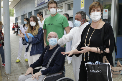 Fernando de Ávila, arropado por su familia, recibe el alta después de 75 días en el hospital afectado por Covid-19.-L.Á.T.