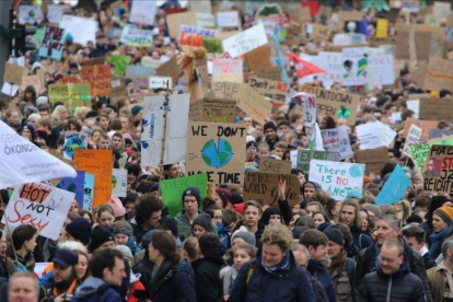 Manifestación contra el cambio climático en Hamburgo, Alemania.-FOCKE STRANGMANN (EFE)
