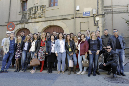 Animada foto de familia en la puerta de la ‘uni’.-LUIS ÁNGEL TEJEDOR