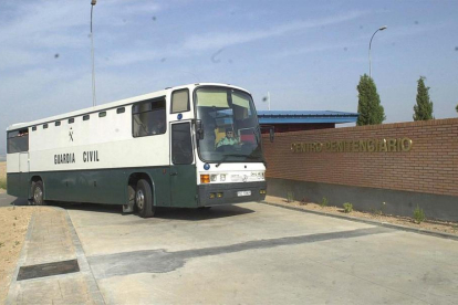 Autobús de la Guardia Civil destinado al transporte de presos-ROGELIO ALLEPUZ