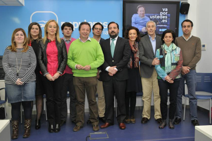Adolfo Sainz, en el centro con jersey verde, rodeado de los principales miembros de su candidatura, ayer, en la sede del PP de Soria.-VALENTÍN GUISANDE