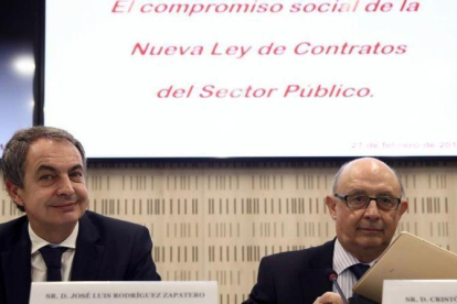 El ministro Cristobal Montoro  junto al expresidente del Gobierno Jose Luis Rodriguez Zapatero en una jornada sobre la Ley de Contratos.-EFE / MARISCAL