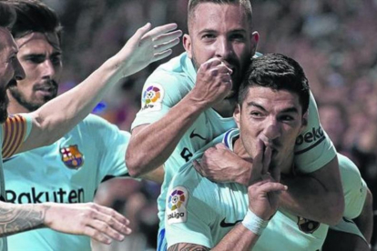 Suárez celebra su gol junto a Messi, Alba y Andre Gomes.-REUTERS / SERGIO PÉREZ
