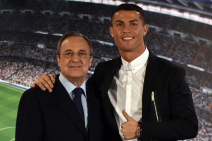 Florentino junto a Cristiano Ronaldo, en el acto de renovación del contrato del jugador portugués en noviembre del 2016.-AFP / GERARD JULIEN