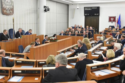 Los senadores en el momento de votar la plolémica ley.-/ EFE / RADEK PIETRUSZKA