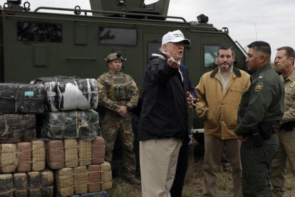 Donald Trump, durante su visita a la frontera con México en Río Grande, el 10 de enero del 2019.-AP EVAN VUCCI