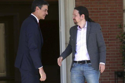 Pedro Sánchez y Pablo Iglesias, el pasado 7 de mayo en la Moncloa.-DAVID CASTRO