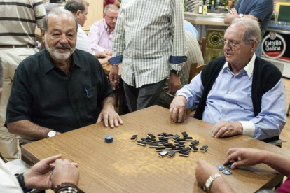 Los empresarios Carlos Slim (izquierda) y Olegario Vázquez, este martes, jugando al dominó en un bar de Avión (Ourense).-EFE / BRAIS LORENZO