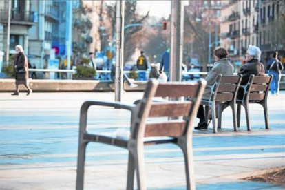 Pensionistas sentados en un bancos de Barcelona.-ARCHIVO / MARC SÁNCHEZ