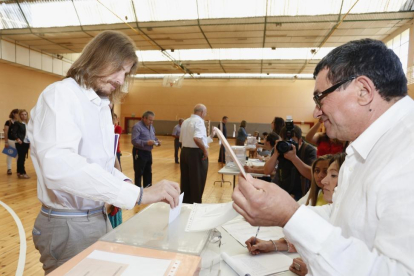 El secretario regional de Podemos, Pablo Fernández, vota en el Colegio de Huérfanos Ferroviarios (CHF) de la capital leonesa-ICAL