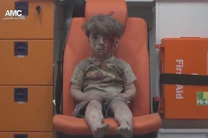 Un niño sirio que sobrevive a un bombardeo aguarda en una ambulancia.-TWITTER